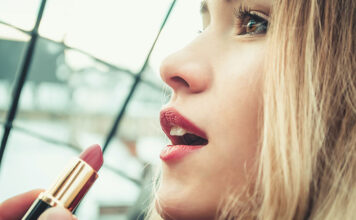 Błyszczyk czy szminka – czym wykonać makijaż ust